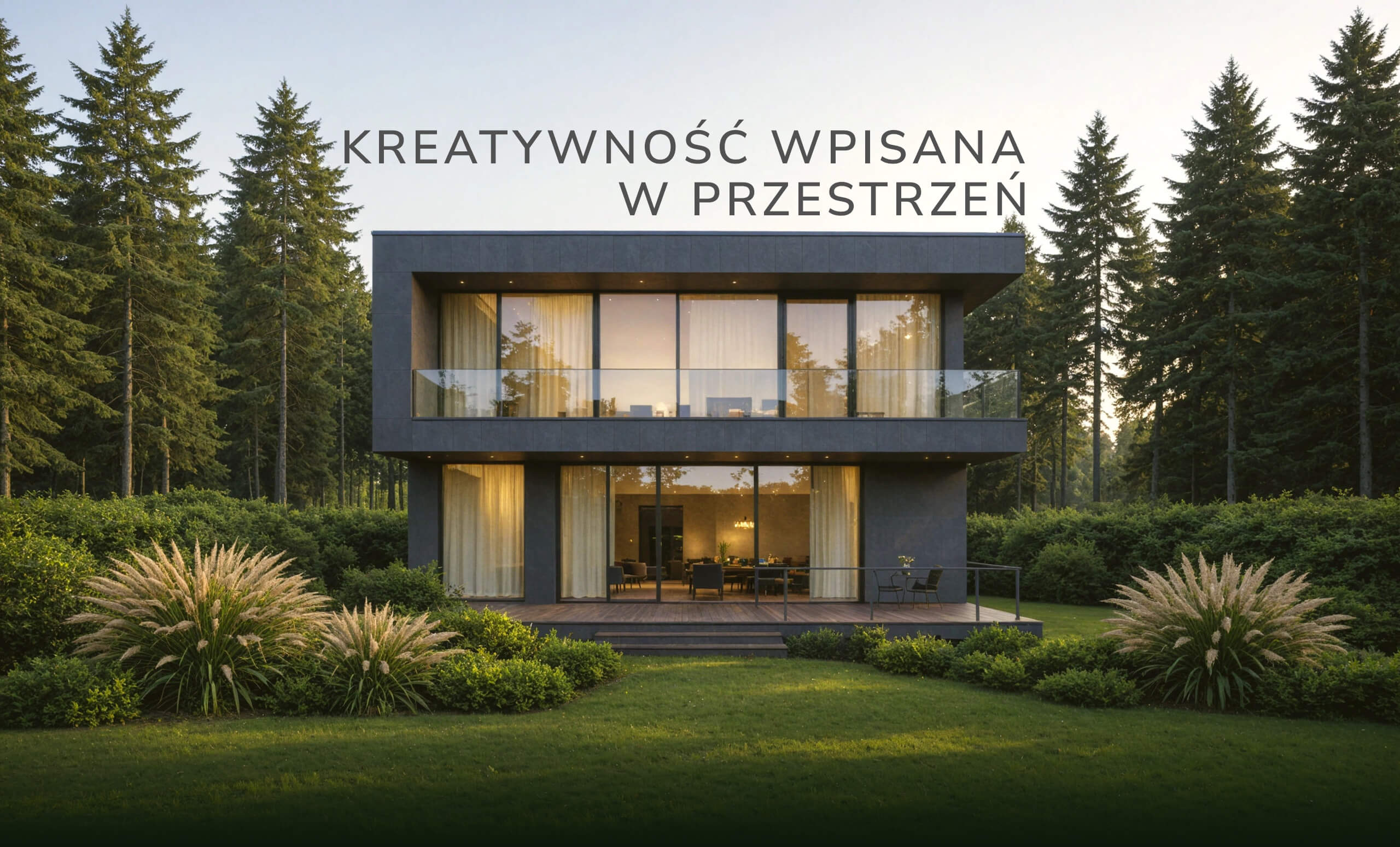 Ciemna, dwukondygnacyjna willa ze szklaną fasadą otoczona lasem iglastym. Napis: Kreatywność wpisana w przestrzeń. Projekt: Architekt w Białystok.