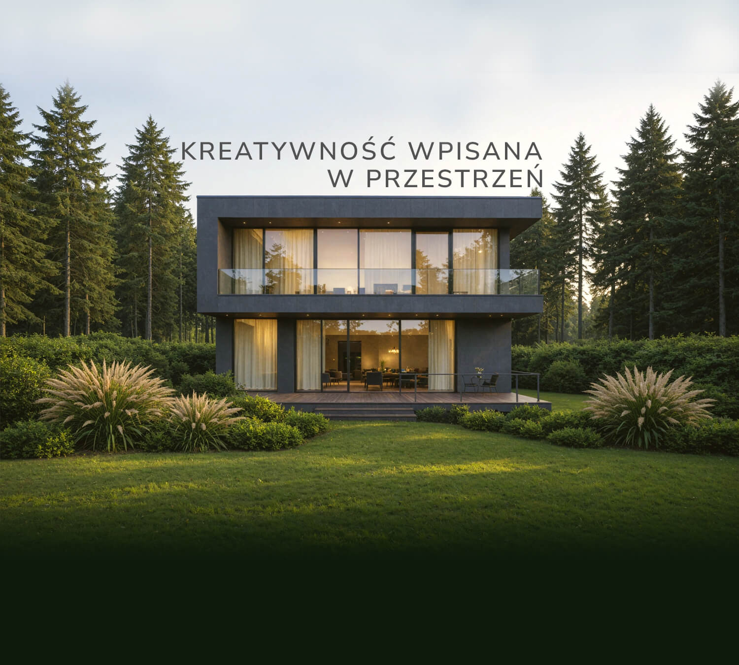 Ciemna, dwukondygnacyjna willa ze szklaną fasadą otoczona lasem iglastym. Napis: Kreatywność wpisana w przestrzeń. Projekt: Architekt w Białystok.